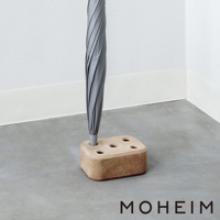 方形傘架，淺棕色，帶有四個圓形孔洞，可收納雨傘。