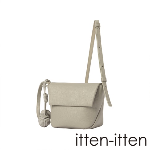 itten-itten 淺灰色荔枝紋皮革迷你單肩包，綴有標誌性點結吊飾，搭配可調式細長斜揹帶。