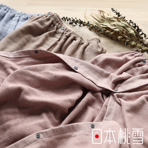 三件棉紗混紡平口鬆緊浴巾浴裙，分別為粉紅色、淺褐色和淺藍色。浴裙採用鬆緊帶設計，並有按扣固定，材質柔軟，適合沐浴後穿著。