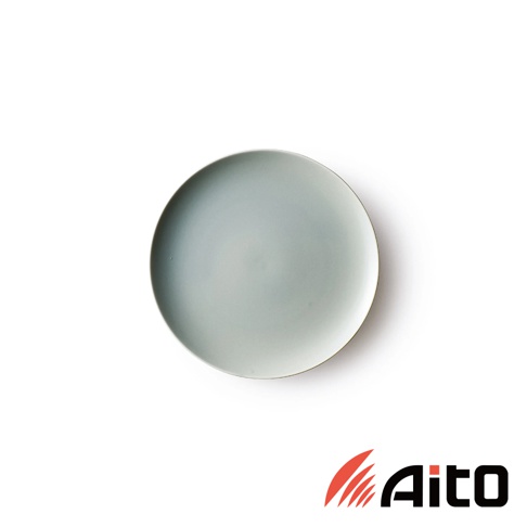 CouLeur 美濃燒簡約素雅質感圓餐盤，淺灰色，陶瓷材質，圓形盤面，邊緣帶有細微金色線條。