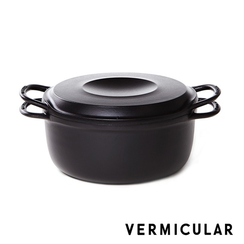 日本 Vermicular mini IH 鑄鐵琺瑯鍋，黑色，帶有兩個環狀提把和圓形鍋蓋。