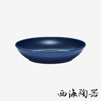一個深藍色的波佐見燒Common陶瓷料理深碗，直徑21公分，具有光滑的陶瓷表面和簡潔的設計。