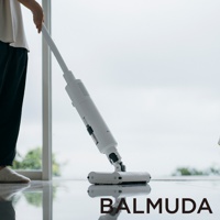 白色無線吸塵器，機身與吸頭皆為白色，具有現代簡約設計，置於光滑地板上。