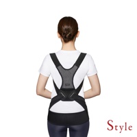 女性穿著黑色 BX Pro 美姿調整背帶，背帶為網狀材質，肩帶交叉固定於背部，腰部有寬版固定帶，整體為黑色，搭配白色上衣。