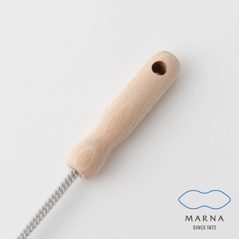 L型水瓶壺清潔刷，握柄為淺木色天然木材，末端有掛孔。金屬刷毛為銀色螺旋狀。