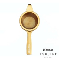 金色金屬茶篩，帶有精細濾網，手柄處刻有「辻利茶鋪」字樣。