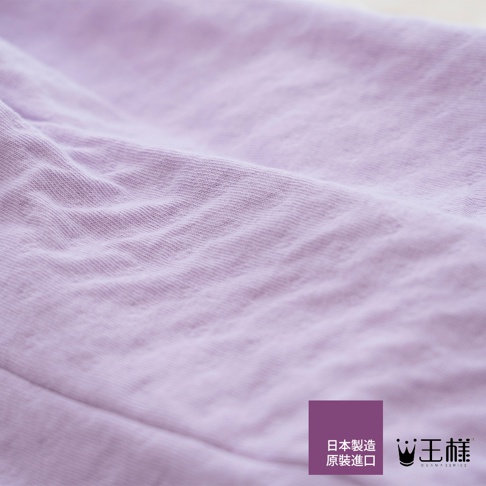 薰衣草紫色的柔軟針織材質，有細緻的紋理與自然的皺褶，顯示出產品的觸感與質感。