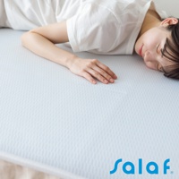 淺藍色紋理面料的單人睡墊，一位女性側臥於睡墊上，手部平放在睡墊表面。