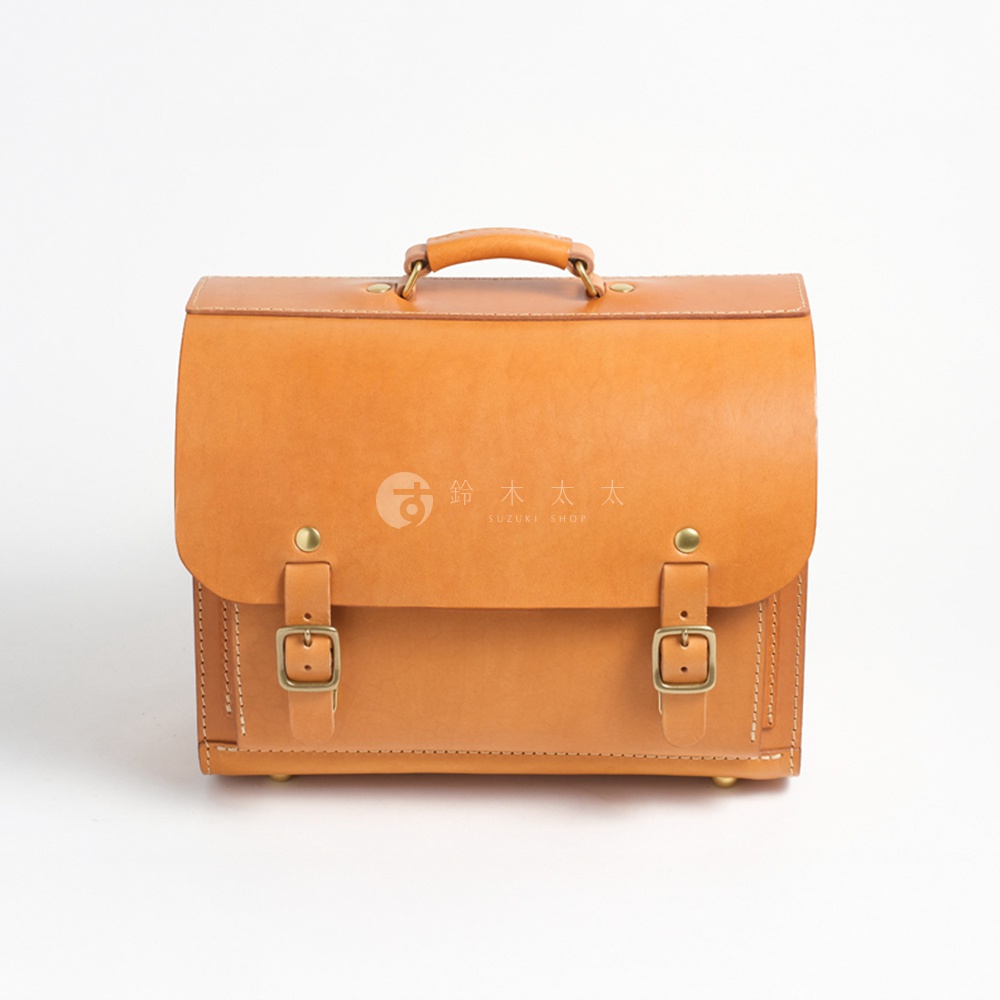 職人手作皮革橫式書包，淺棕色皮革，附有兩個金屬釦環和提把