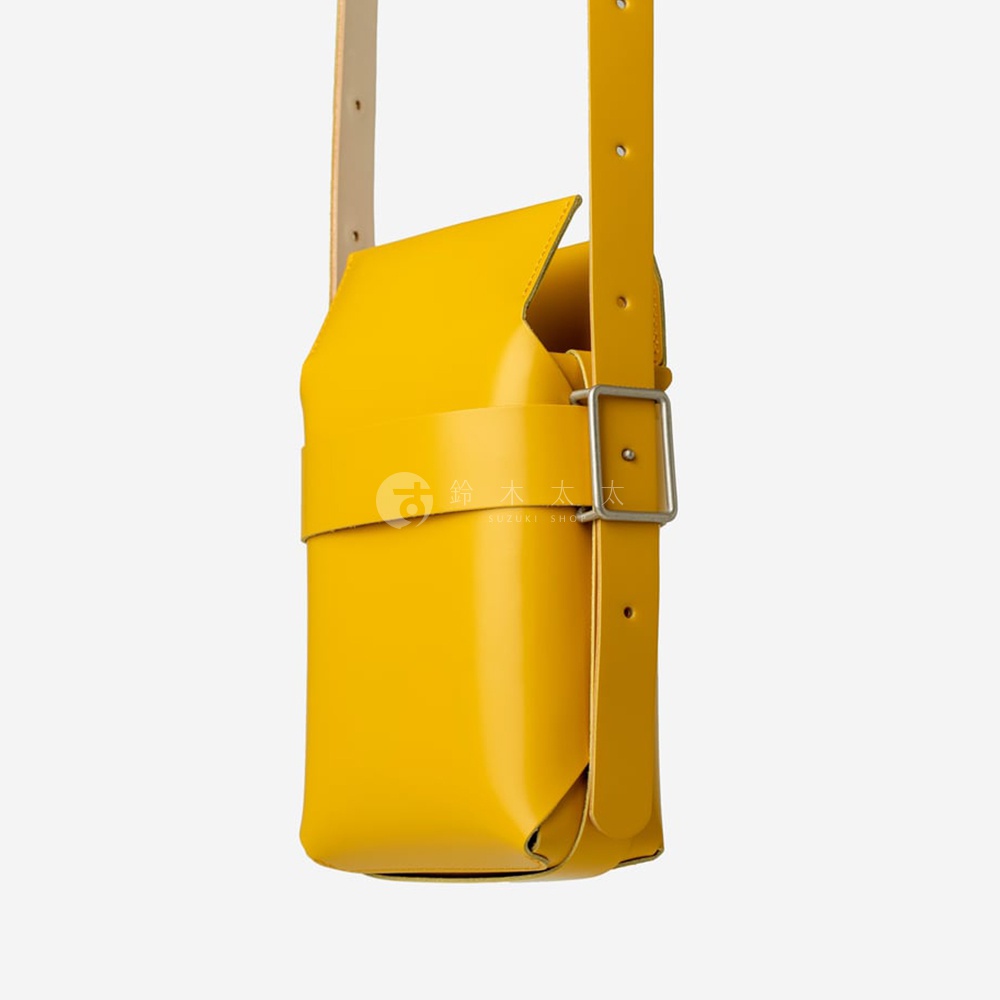 FABRIK 黃色皮革可拆式多用途迷你斜背包，配有銀色金屬釦環和可調節背帶。