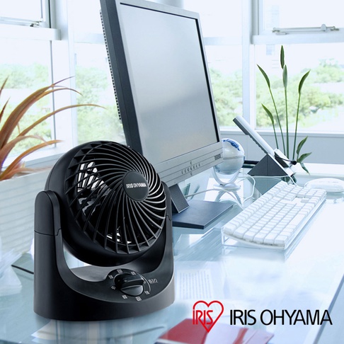 黑色IRIS OHYAMA桌上型空氣循環扇，扇葉及外殼皆為黑色塑膠材質，帶有調節風速的旋鈕。