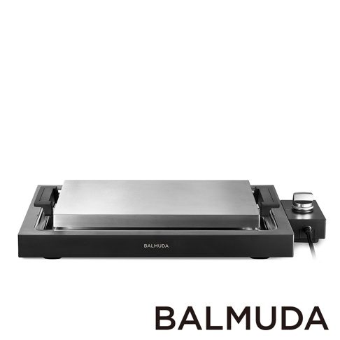 The Plate Pro 極致電烤盤，黑色烤盤底座，配備銀色金屬烤盤面，設有黑色側邊提把和獨立式黑色控制盒，上面有銀色旋鈕。