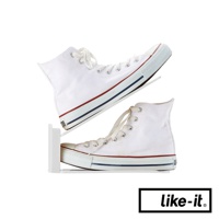 兩個白色高筒帆布鞋，分別放置於白色雙層收納鞋架上，鞋架為塑料材質，設計簡潔。