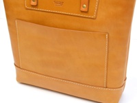 背面にも前面ファスナーポケットと同じサイズのベタポケットがつきます。(ポケットの寸法:横27×縦16(約/cm))