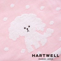 粉色純棉點點紗布浴巾，織有白色蓬鬆的貴賓犬圖案，搭配散落的白色圓點，質地柔軟。