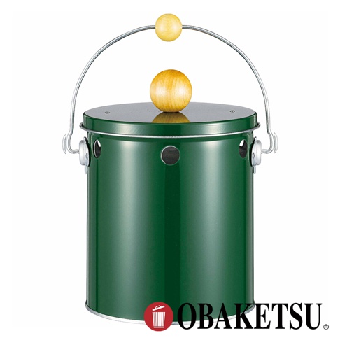 OBAKETSU 綠色手工製蚊香桶，頂部有一個木製把手和一個旋轉蓋，掛環處也有木球裝飾，底部有 OBAKETSU 標誌。