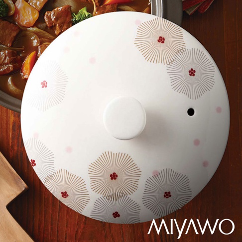 白色陶土湯鍋鍋蓋，印有放射狀的線條和紅色花蕊圖案，點綴粉色小圓點。鍋蓋中央有圓形把手，右側有一個蒸汽孔。