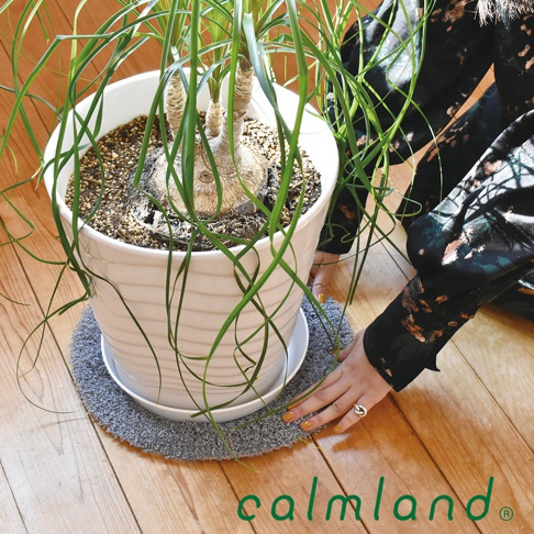 圓形灰色植栽墊，表面為絨毛材質，用於支撐白色陶瓷花盆。