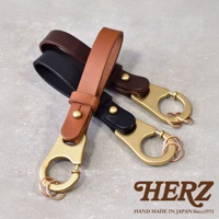 職人手作皮革鑰匙圈，有棕色、黑色和咖啡色三種皮革選擇，搭配黃銅色鉤環與鑰匙圈。