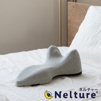 淺灰色肩頸背拉伸牽引枕專用枕套，採用柔軟透氣材質，符合人體工學設計，提供舒適支撐。枕套表面有品牌標籤，一側有黑色拉鍊。