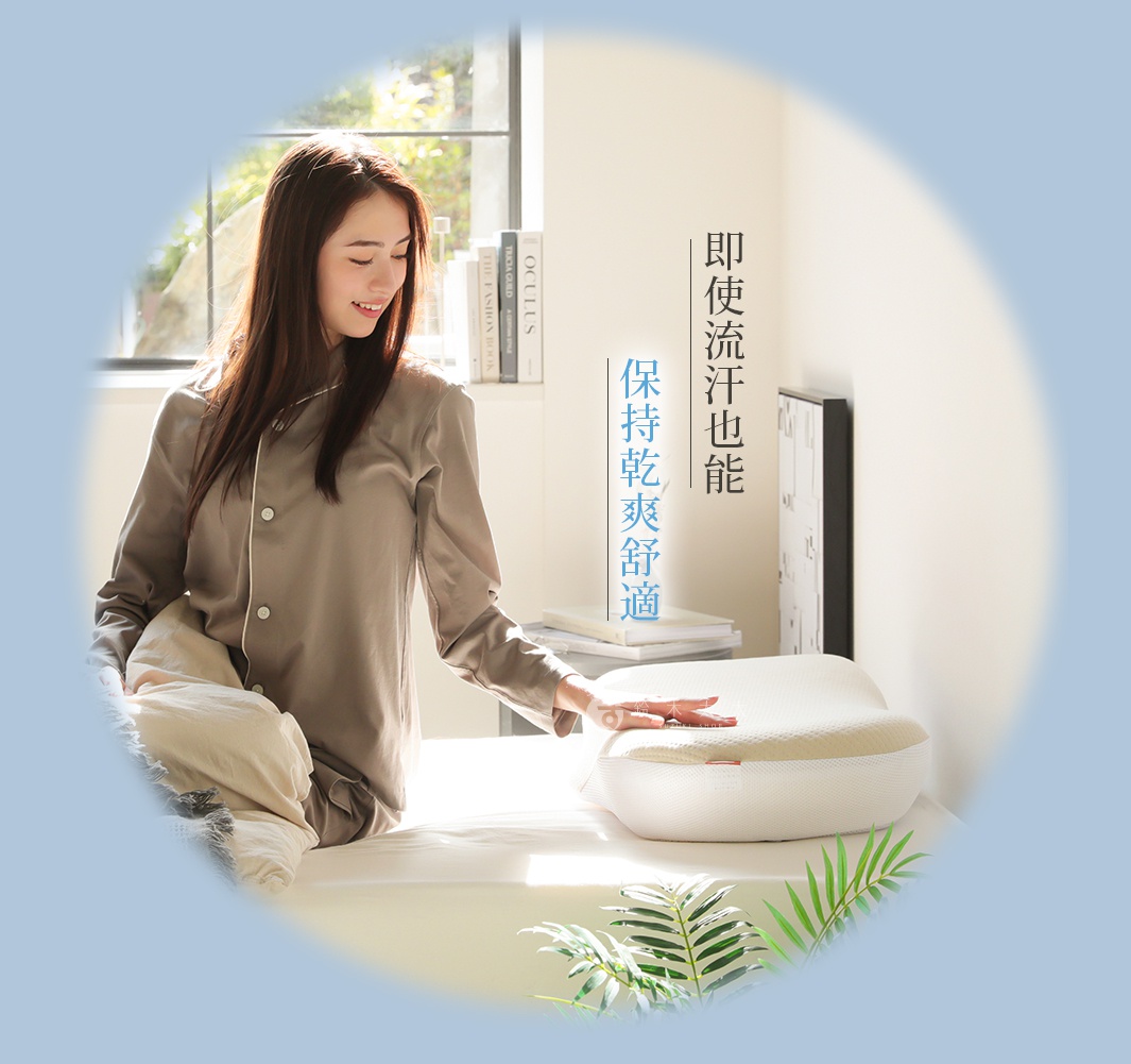 白色Q彈記憶棉枕頭，表面有網眼織物，帶有曲線設計，一位女子將手放在枕頭上。