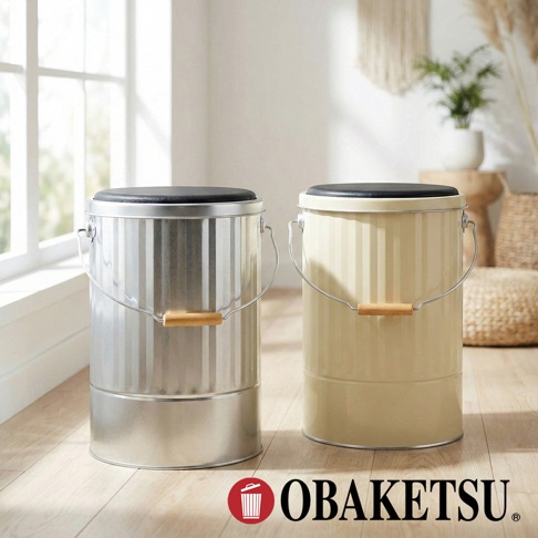 OBAKETSU 手工製凳子儲物桶，一個是銀色，另一個是奶油色，均有木製提把。