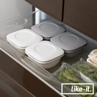 冰箱抽屜內有兩個白色和兩個灰色簡約雙層蒸氣循環保鮮盒，每個保鮮盒都呈方形，帶有圓形蓋子，堆疊擺放。