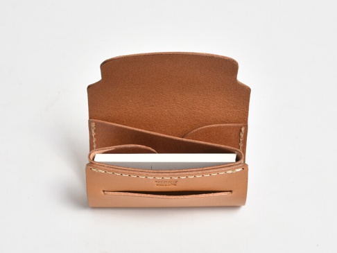 職人手作皮革迷你卡片收納夾，棕褐色牛皮材質，設計簡潔，可容納數張名片，邊緣縫線整齊。