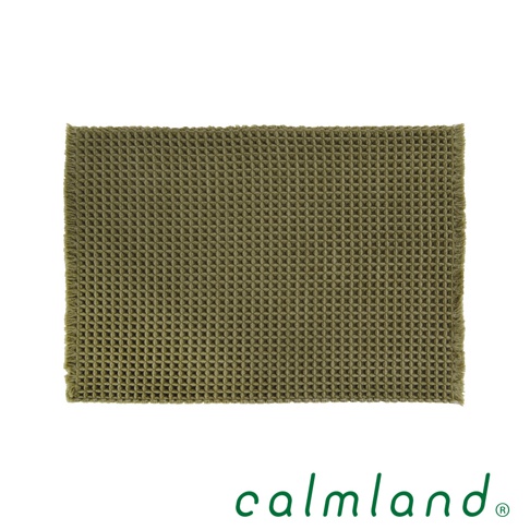 橄欖綠色鬆餅紋瞬乾吸水浴墊，材質為細緻的織物，邊緣帶有流蘇，表面有規則的蜂窩狀紋理。