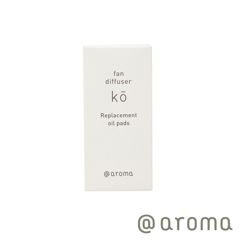 白色長方形紙盒，印有「fan diffuser」、「kō」、「Replacement oil pads」及「@aroma」字樣，用於隨身精油香氛機的替換棉片。