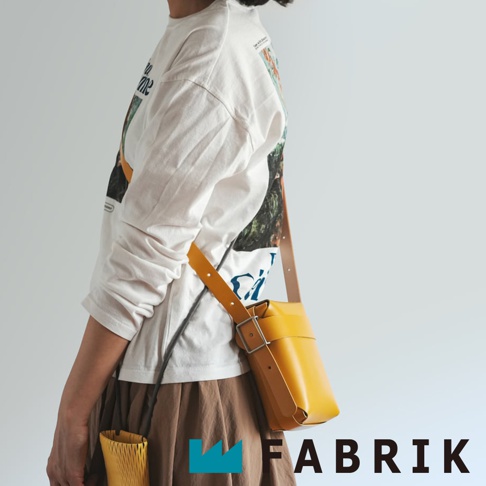 FABRIK 品牌，皮革可拆式多用途迷你斜背包，模特兒側面展示，背帶為黃色斜背包。