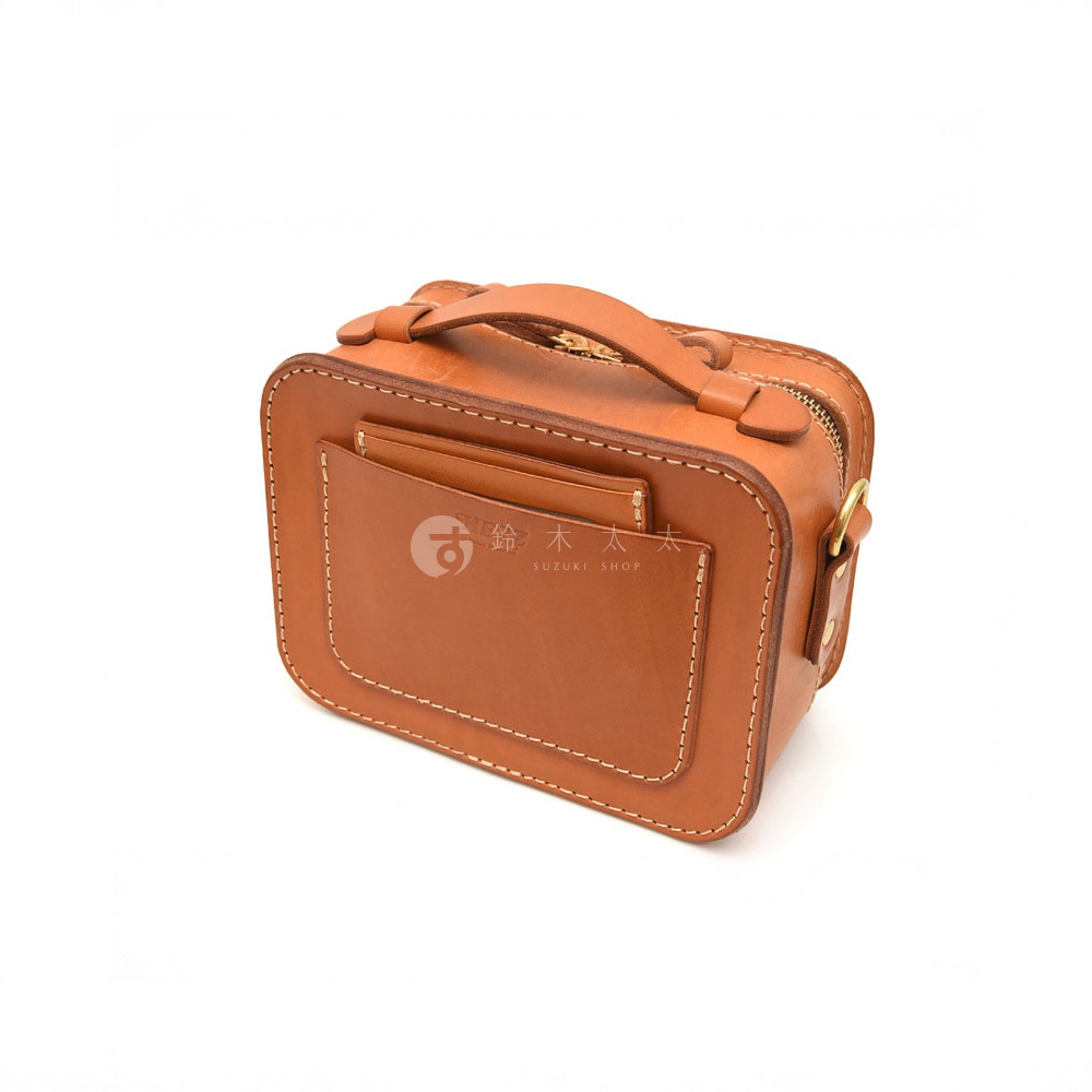 日本HERZ職人手作皮革兩用迷你小方包，棕色硬皮革材質，側視圖，包包上有品牌標誌。