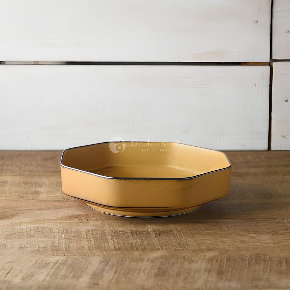 芥黃釉美濃燒八角盤，陶瓷材質，八邊形設計，盤邊帶有細緻的黑色滾邊，盤底有支撐結構。