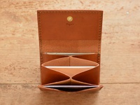 職人手作皮革Organ證件分類收納夾，寬版設計，採用鞣製皮革，呈現自然棕色。內部有數個隔層，可整齊收納名片或證件。整體縫線工整，質感細膩。