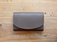 職人手作咖啡色皮革Organ商務用名片夾，採用對比縫線，簡約設計，展現細緻工藝。