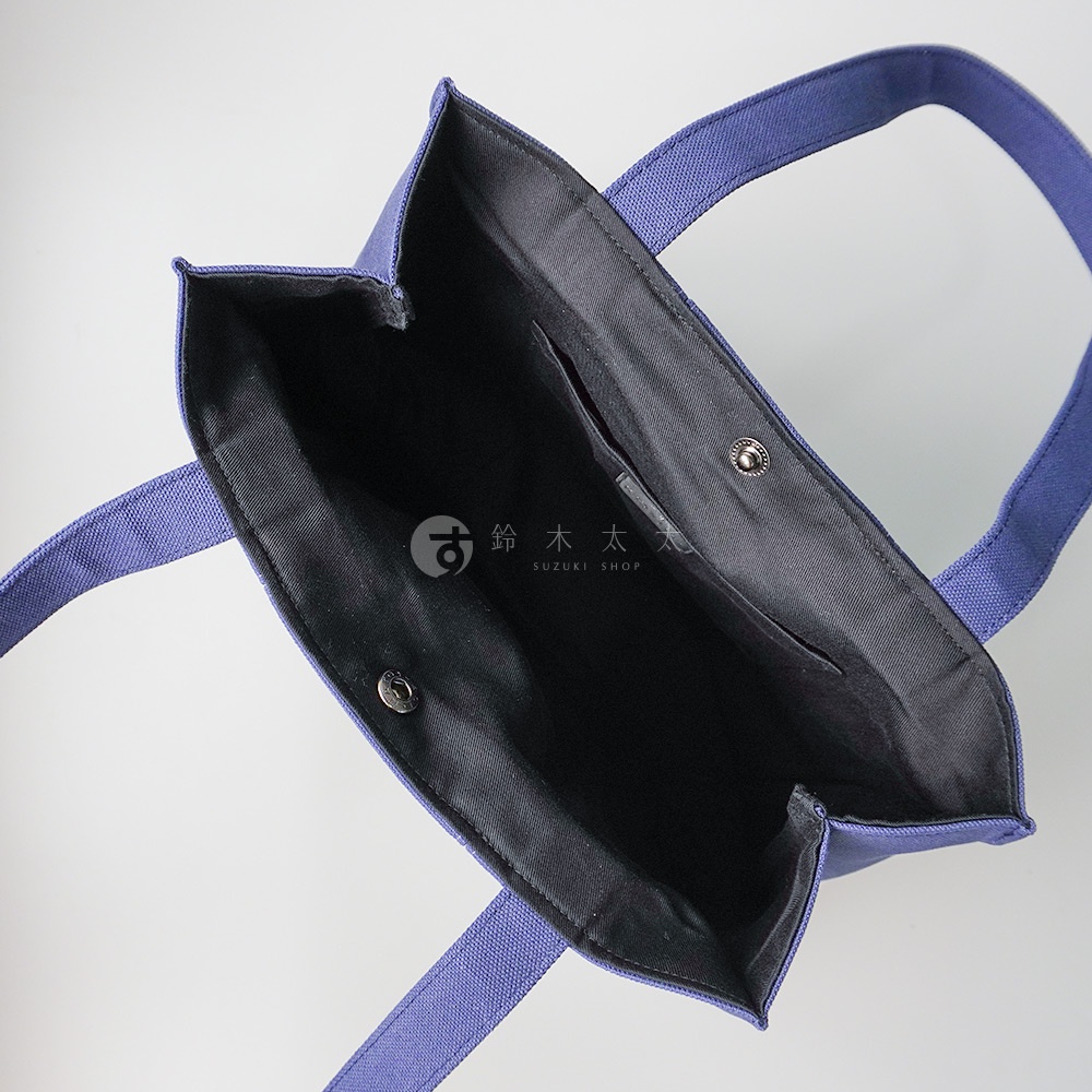 京都職人手作ougi棉帆布扇形托特包，呈現深藍紫色，內襯為黑色，包內有兩個開放式口袋，並配有磁釦。