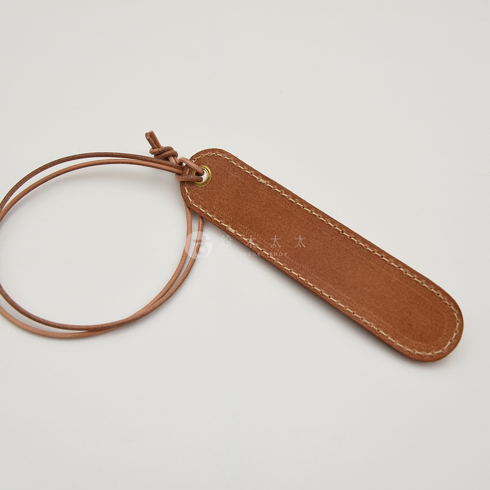 職人手作皮革掛繩筆套，淺棕色麂皮材質，附有兩條細皮革掛繩，可繫於筆上或手腕。