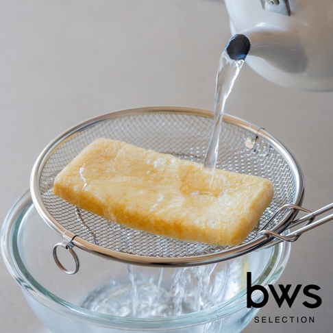 bws SELECTION 瀝水盤盛著炸豆腐，上方有水從白色茶壺流下。
