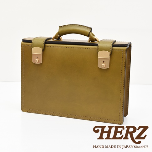 職人手作皮革機師箱 BC-31，橄欖綠色，採用優質皮革製成，配有金色鎖扣和提把。