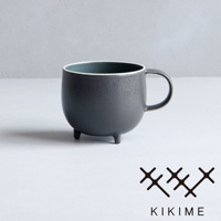 深灰色美濃燒珪晶釉球型馬克杯，底部有三隻支腳，內緣為淺綠色，帶有把手。