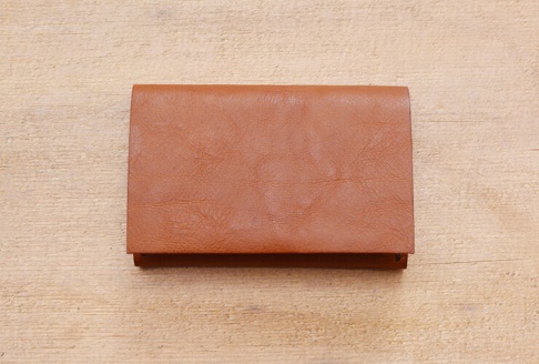 職人手作皮革Organ薄型名片短夾，採用光滑淺棕色皮革製成，設計簡約，適合收納名片。