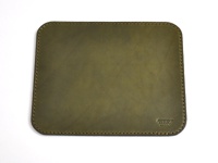 職人手作皮革滑鼠墊板 (KZ-70)，橄欖綠色，皮革材質，邊緣車縫線清晰，右下角有壓印品牌標誌。