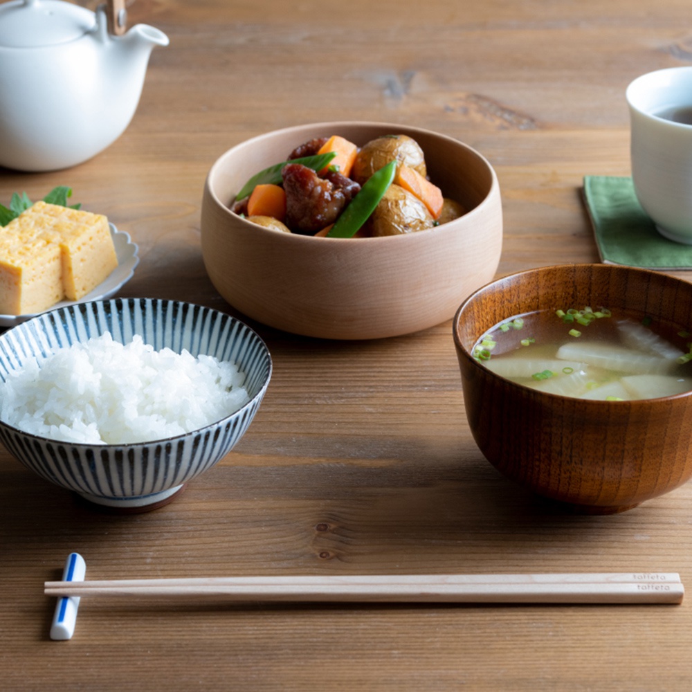 楓木製沙拉碗，碗內盛有燉煮的肉類、馬鈴薯和紅蘿蔔塊，以及豌豆莢。