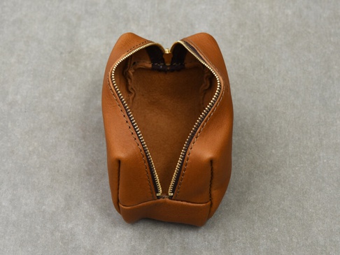 職人手作的棕色皮革Organ拉鍊收納包 (GS-63) S，採用拉鍊開合，材質為皮革，顏色為暖棕色，質感細膩。