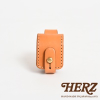 一個淺棕色皮革製成的腰間小物收納包，採用原子釦開合設計，車縫線清晰可見。