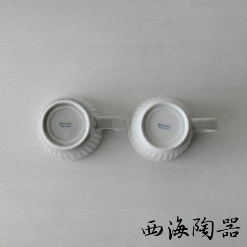 兩件式波佐見燒馬克杯，呈淺灰白色，杯身帶有螺旋紋理，底部有「Hasami」品牌標識。