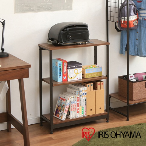 鐵木層架，三層寬型設計，木紋層板搭配黑色金屬支架，層板上擺放書籍、文件盒及一個黑色皮質書包。