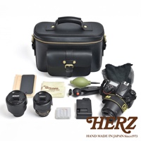 HERZ 職人手作皮革厚實相機包，內含 Nikon 相機、鏡頭、手機、充電器、電池、清潔組及相機包。