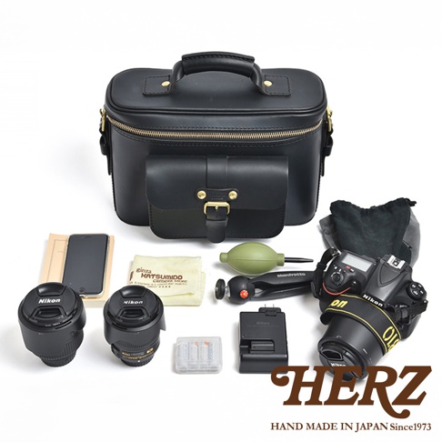 HERZ 職人手作皮革厚實相機包，內含 Nikon 相機、鏡頭、手機、充電器、電池、清潔組及相機包。