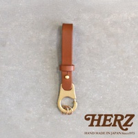 職人手作皮革鑰匙圈，採用棕色皮革與黃銅色金屬掛鉤，可掛多個鑰匙環。